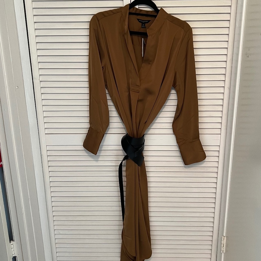 NWT. Banana Republic Satin Long Sleeve Midi Dress. Size M